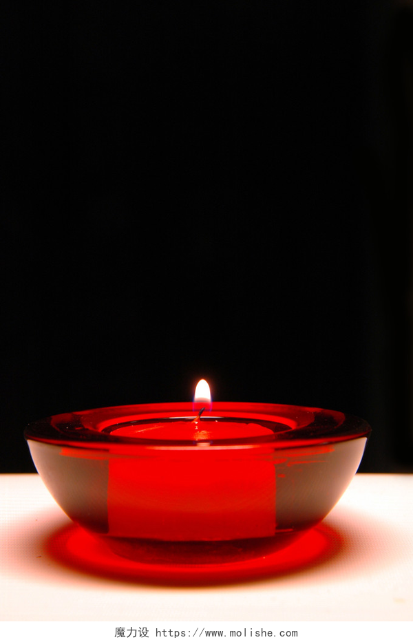 黑色背景上的红色蜡烛红蜡烛